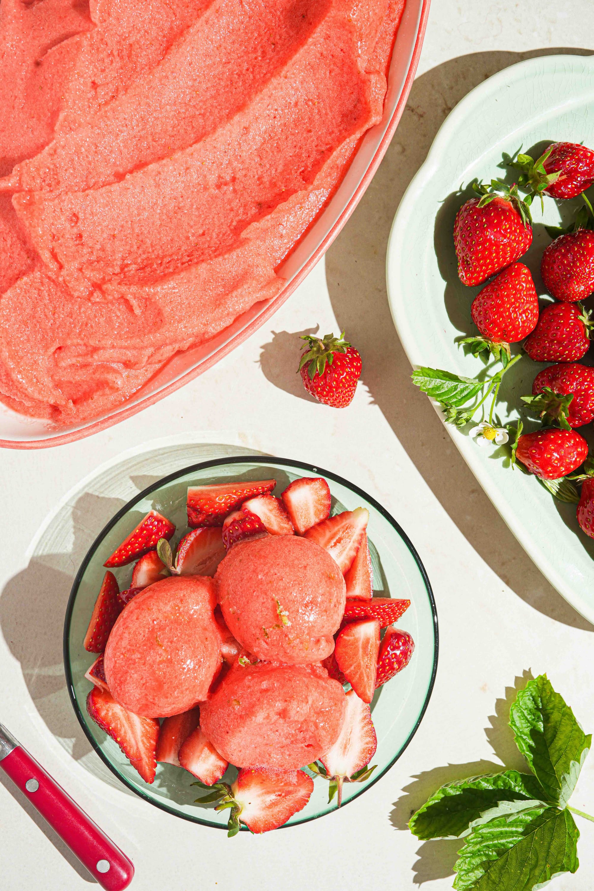 Hjemmelaget jordbærsorbet med myntesukker